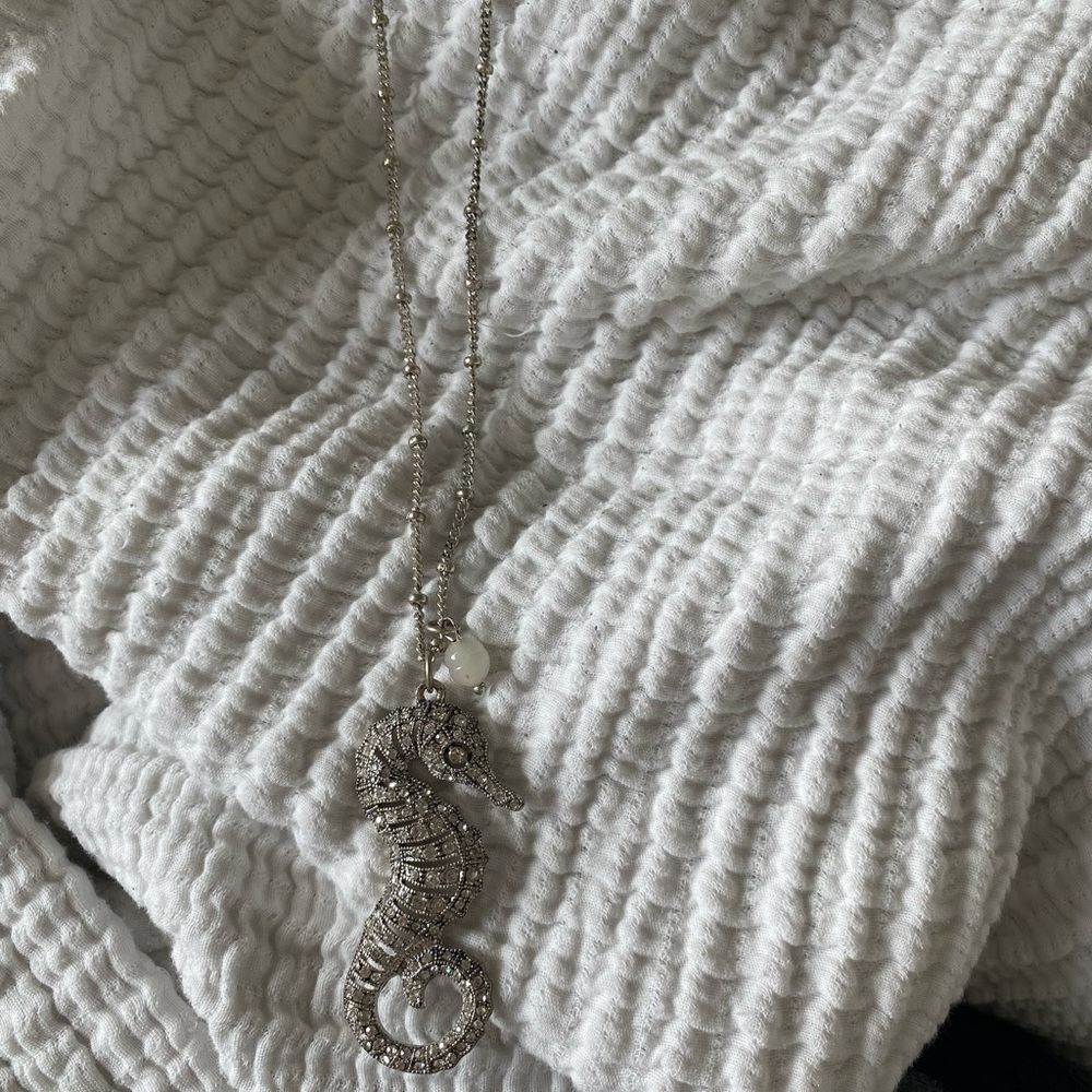 Crystal sea horse pendant necklace. Perfect condition - Picture 2 of 3